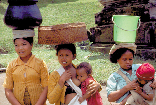 083-Bali-women