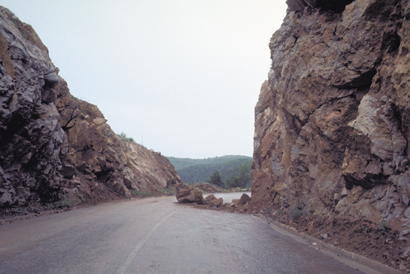 117-Yugo-roadrocks